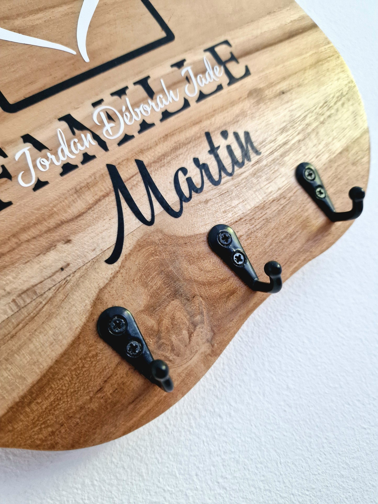 Accroche-clés mural familial en bois