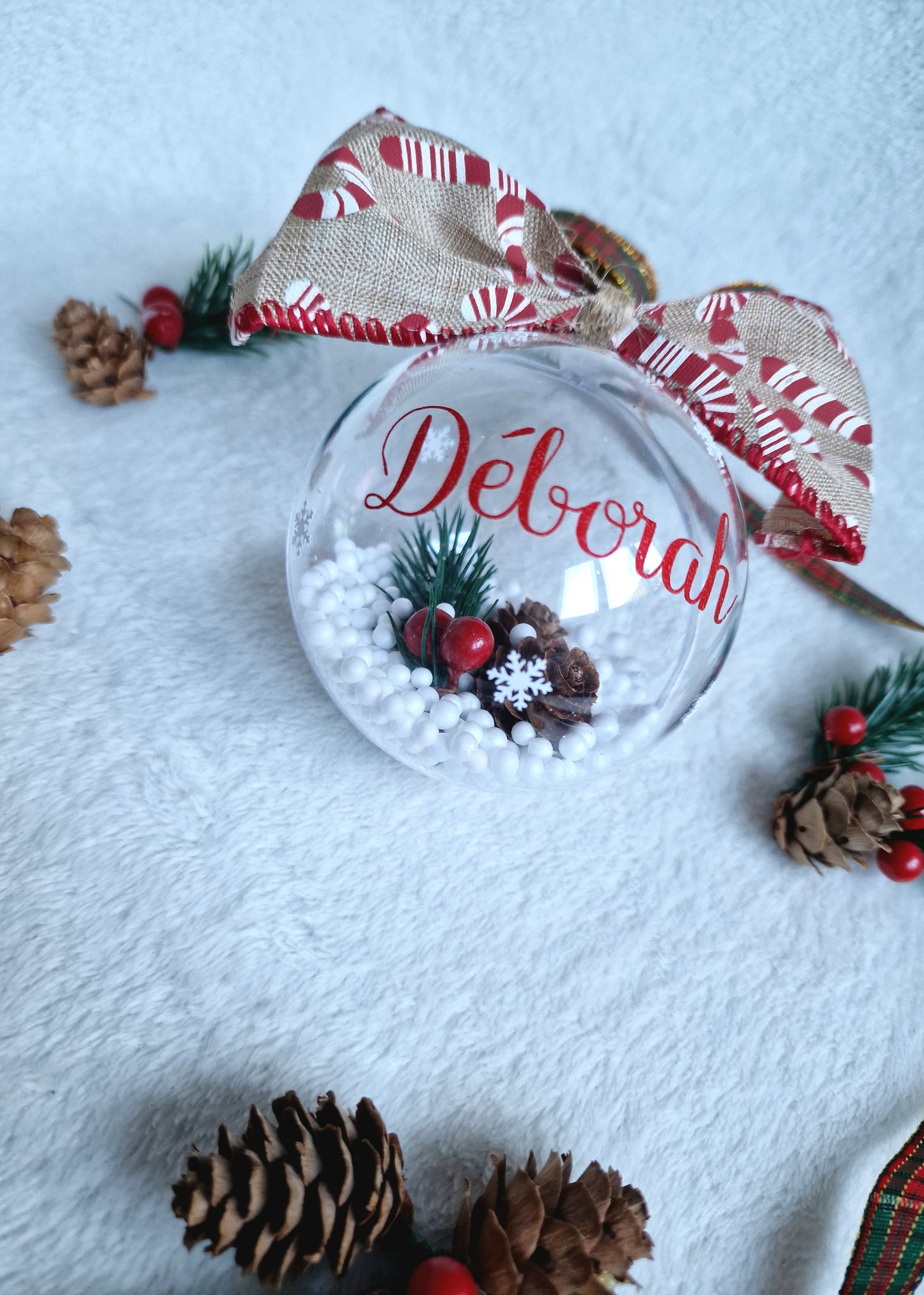 Boule de Noël personnalisée – Pomme de pin et houx