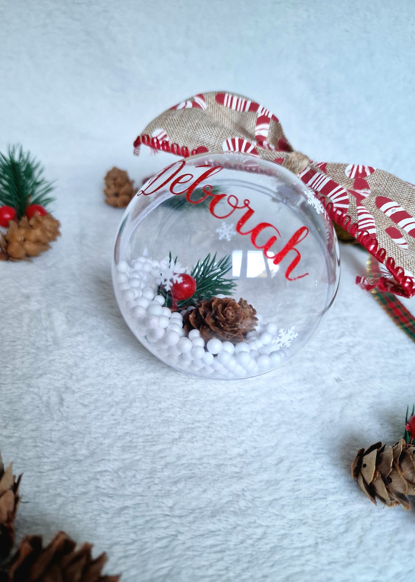 Boule de Noël personnalisée – Pomme de pin et houx