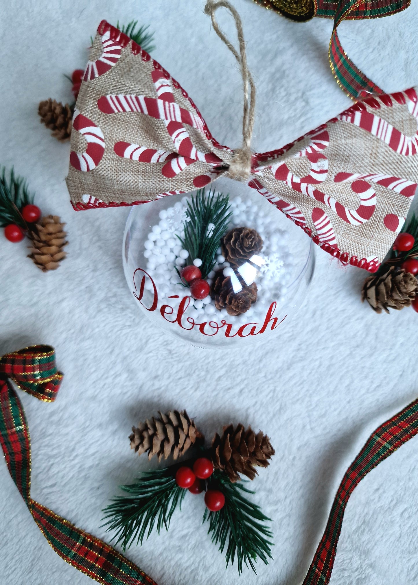 Boule de Noël personnalisée – Pomme de pin et houx